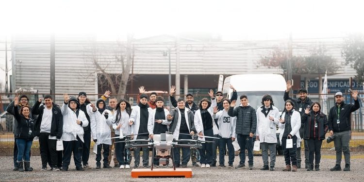 Estudiantes de Ñuble lideran la innovación agrícola con drones: los beneficios de una iniciativa que refuerza la Educación Técnico Profesional