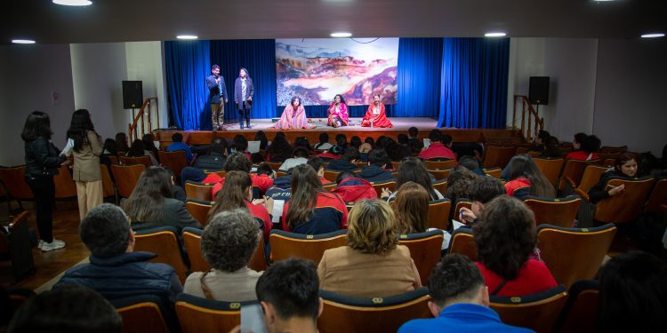 Escolares de distintos establecimientos disfrutan obra de teatro «Dulcinea Encadenada»