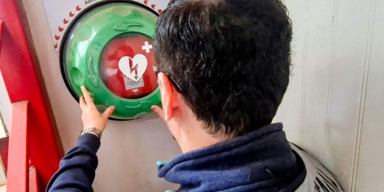 Fiscalizan disponibilidad de desfibriladores en recintos con alto tránsito de personas