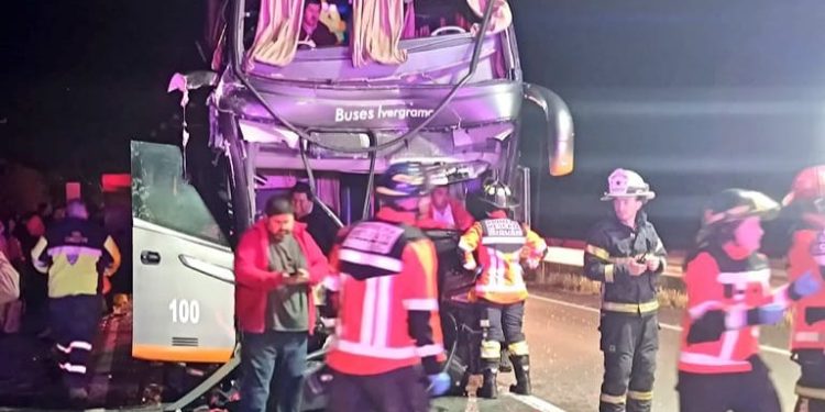 Ñiquén: Investigan colisión por alcance entre bus y camión que dejó al menos 20 lesionados
