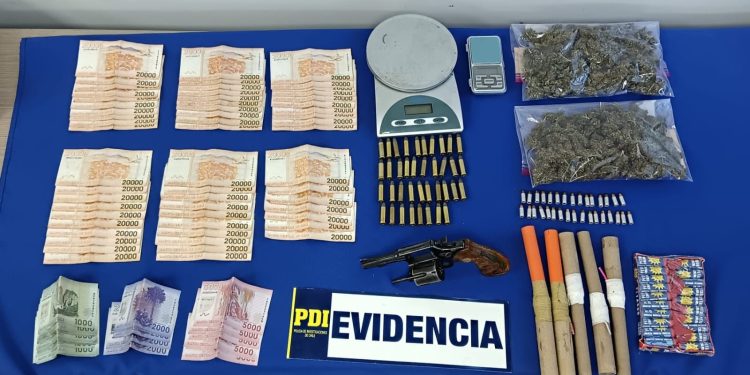 Ñiquén: Incautan fuegos artificiales, droga, un arma y municiones