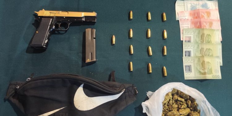 Detienen a dos sujetos por porte de armas de fuego y drogas en Chillán