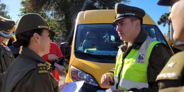Carabineros entrega sello que certifica fiscalizaci&oacute;n al transporte escolar en &Ntilde;uble