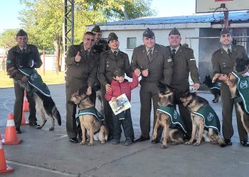 Alumnos de la Escuela 27 de Abril disfrutaron de destrezas y compa&ntilde;&iacute;a del Grupo de Adiestramiento Canino en Chill&aacute;n