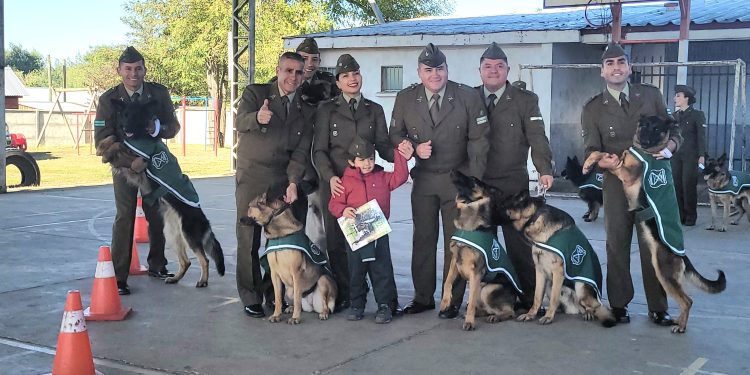 Alumnos de la Escuela 27 de Abril disfrutaron de destrezas y compañía del Grupo de Adiestramiento Canino en Chillán