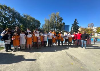 Apoderados valoran taller gratuito de natación inclusiva realizado en piscina del Liceo Marta Brunet