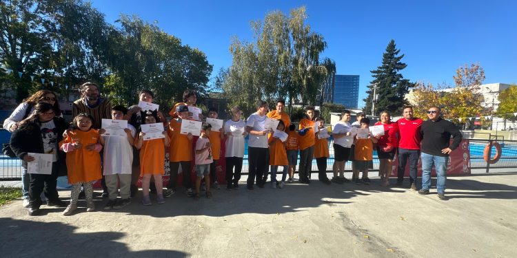 Apoderados valoran taller gratuito de nataci&oacute;n inclusiva realizado en piscina del Liceo Marta Brunet