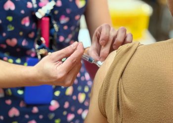 Ñuble destaca a nivel nacional por avances en campaña de vacunación durante primer mes de Gobierno