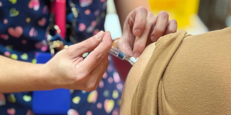 Ñuble destaca a nivel nacional por avances en campaña de vacunación durante primer mes de Gobierno