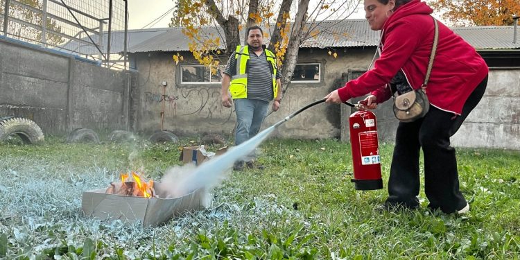 Talleres de seguridad domiciliaria fortalecen la preparación de familias en Barrio Arturo Prat