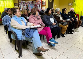 Personas mayores de poblaci&oacute;n Arturo Prat se capacitan en prevenci&oacute;n de estafas telef&oacute;nicas y ciberdelitos
