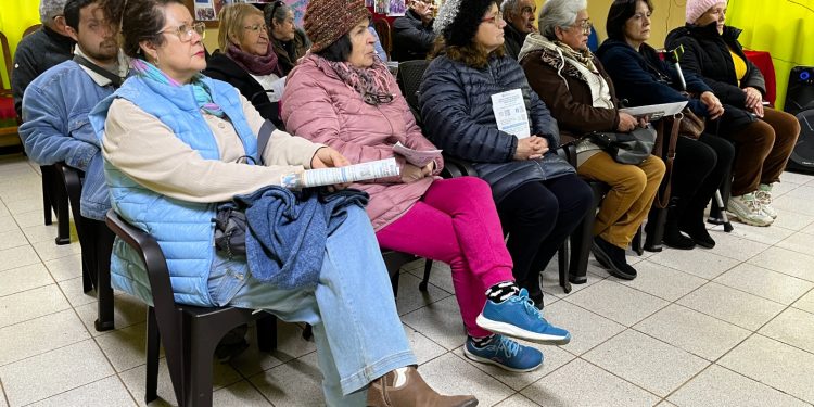 Personas mayores de poblaci&oacute;n Arturo Prat se capacitan en prevenci&oacute;n de estafas telef&oacute;nicas y ciberdelitos