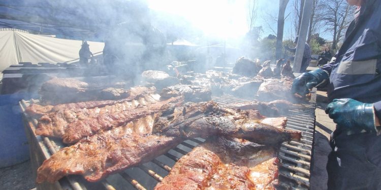 Feria del Chicharr&oacute;n atrajo cientos de visitantes a Quinchamal&iacute;